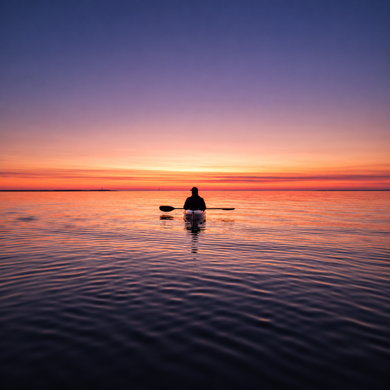 Remero navegando al atardecer